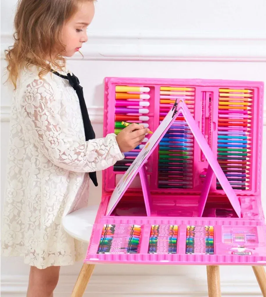 طفلة كترسم بأدوات علبة MiniArt Maroc على حامل الرسم المدمج